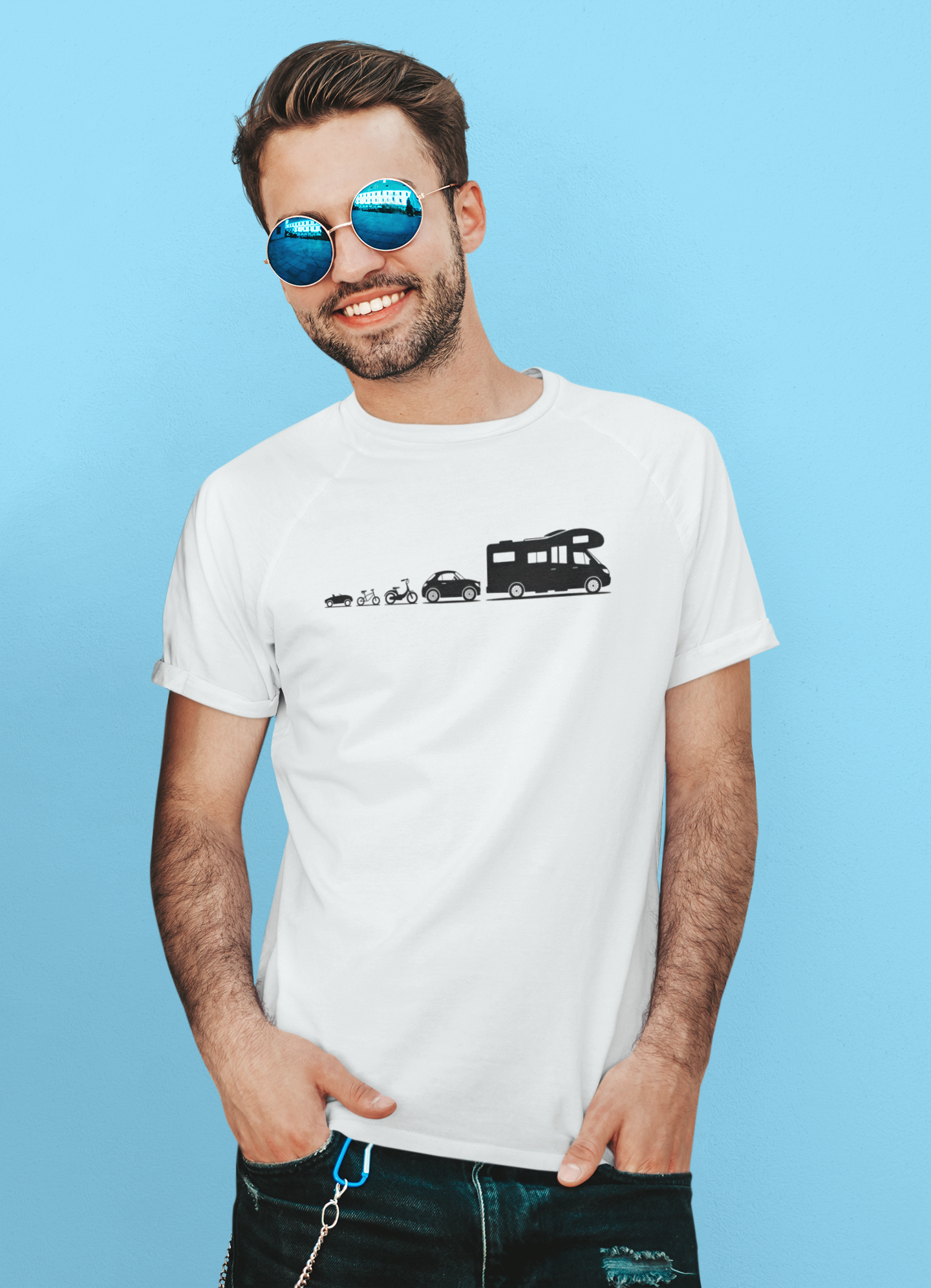 Mann mit Sonnenbrille und einem weissem Camping T-Shirt mit der Evolution des Wohnmobils
