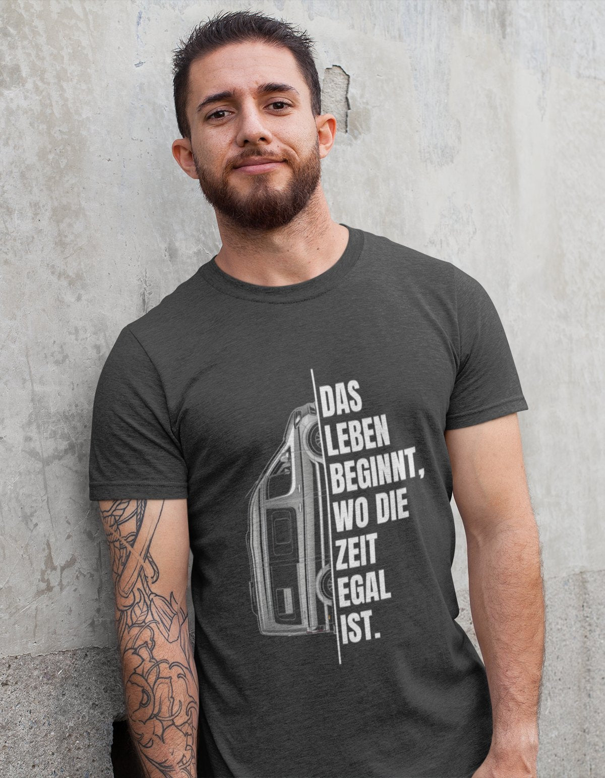 Cooler Typ mit Camping T-Shirt