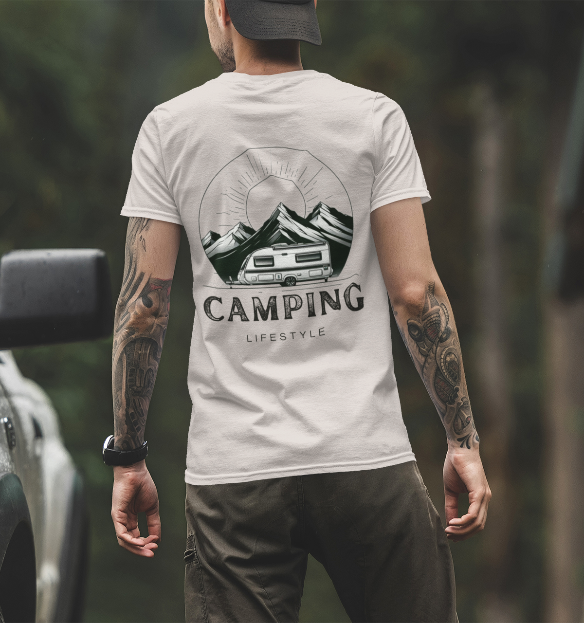 Mann mit Camping Crew Wohnwagen T-Shirt vor dem Meer