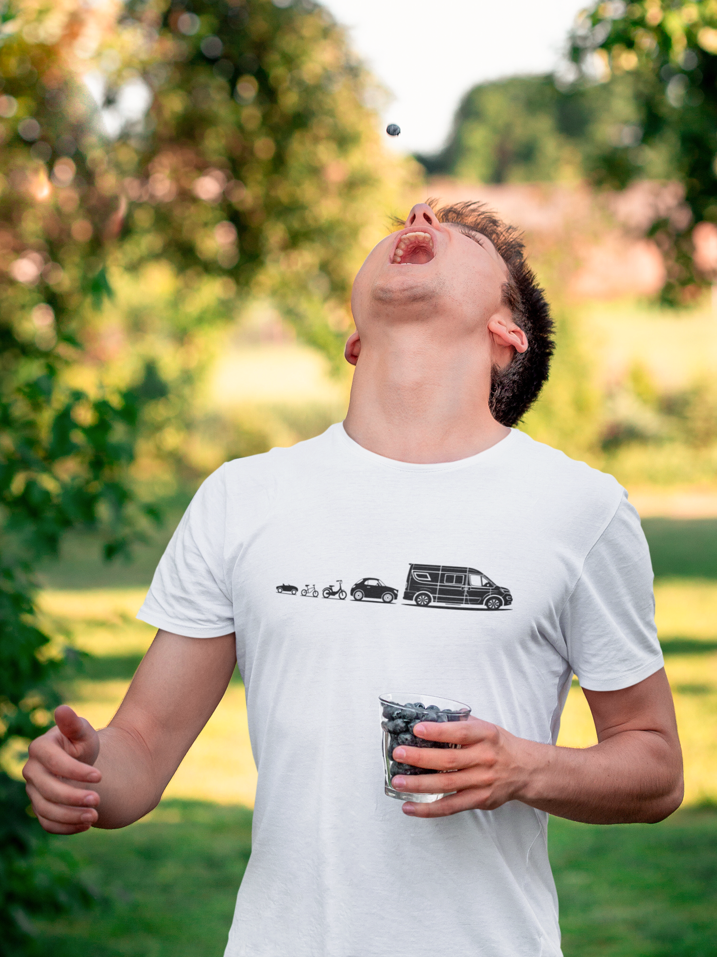 Mann mit weissem T-Shirt und der Evolution des Campers mit dem Van