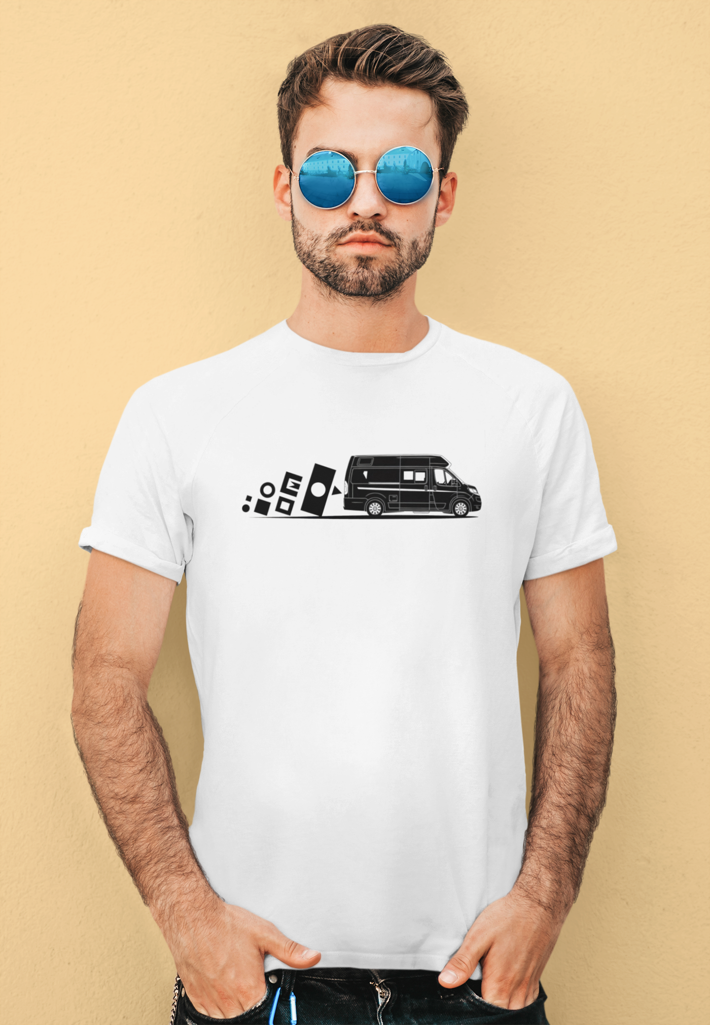 Mann mit Sonnenbrille und Camping T-Shirt it einem Van und Formen darauf