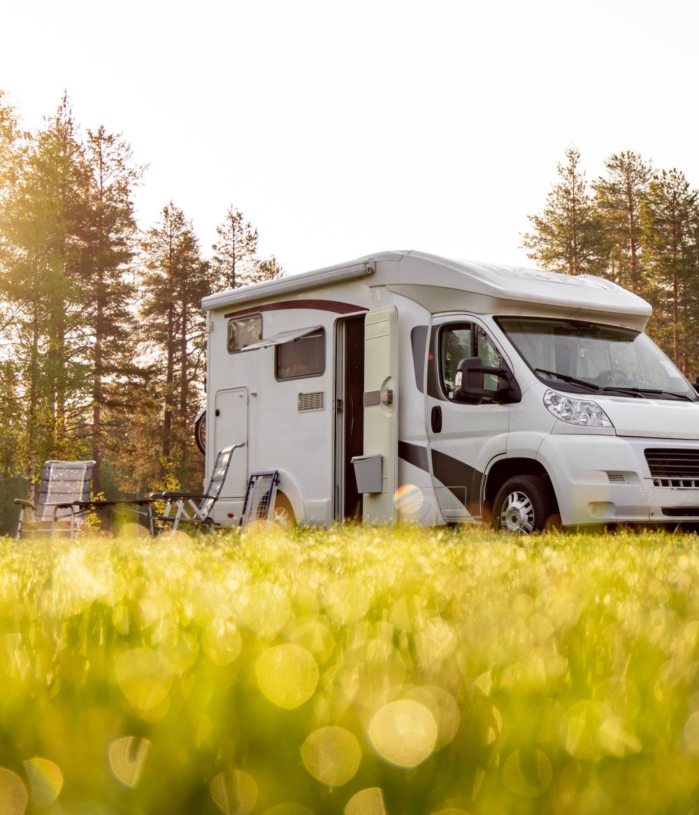 Ein Camping Wohnmobil auf einer Wiese